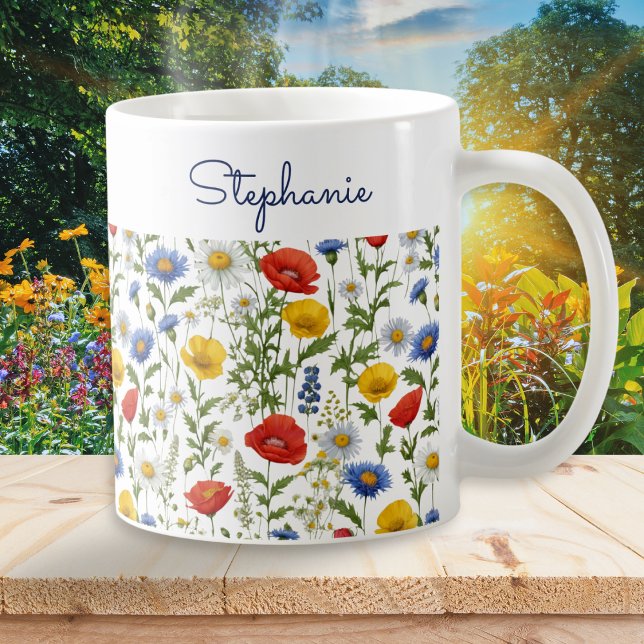 Farbige Wildblumen Hübsche Personalisierte Blüten Kaffeetasse (A pretty mug with colorful summer wildflowers pattern, personalized with a name in script typography)