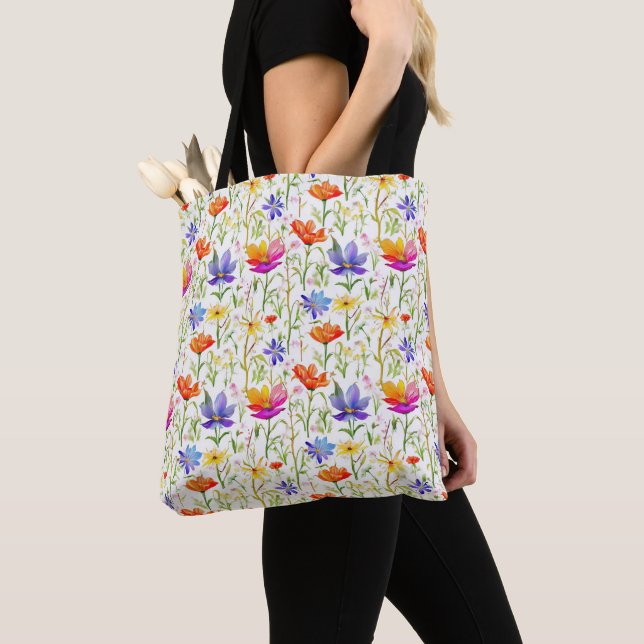 Farbige Wildblumen in einem Feld Tasche (Von Nahem)