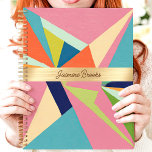Farbiger geometrischer Abstrakter Individuelle Nam Planer<br><div class="desc">Dieses kühn gestaltete Design zeigt ein lebendiges geometrisches abstraktes Muster mit lebhaften Rosa-, Blau-, Grün- und Orangetönen. Die zentrale Goldband hebt elegant einen individuelle Name hervor und schafft eine stilvolle und persönliche Touch. Dieses trendige Design, das sich perfekt für den bleibe in der Schule, in der Arbeit oder im Alltag...</div>