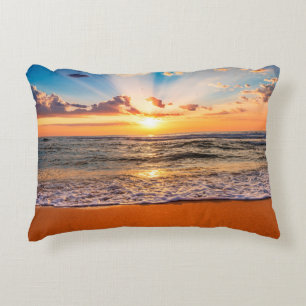 Farbiger Meerestrand Sonnenaufgang mit tiefblauem Dekokissen