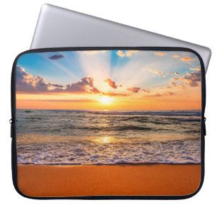 Farbiger Meerestrand Sonnenaufgang mit tiefblauem Laptopschutzhülle