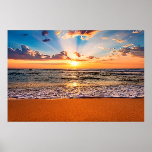 Farbiger Meerestrand Sonnenaufgang mit tiefblauem  Poster (Vorne)