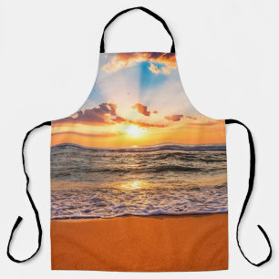 Farbiger Meerestrand Sonnenaufgang mit tiefblauem Schürze