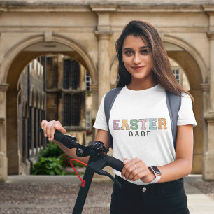 Farbiger Osterbart-Stiltext auf Weiß T-Shirt