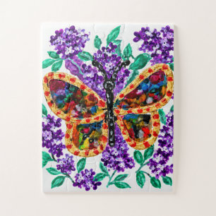 Farbiger Schmetterling zwischen violetten Blüten
