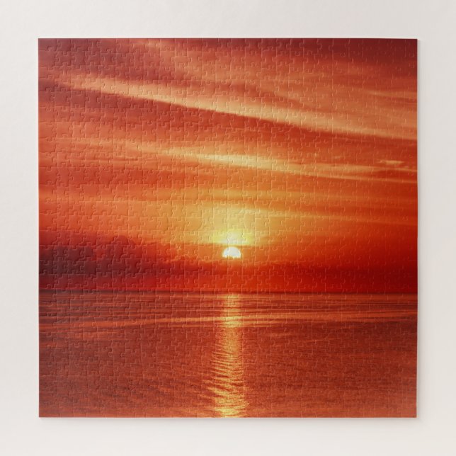 Farbiger Sonnenaufgang auf See, dramatische Wolken (Vertikal)