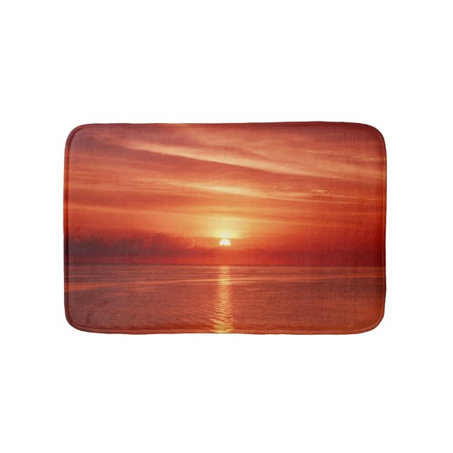 Farbiger Sonnenaufgang auf See, dramatische Wolken Badematte (Vorderseite)