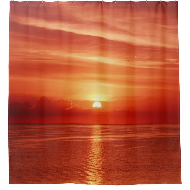 Farbiger Sonnenaufgang auf See, dramatische Wolken Duschvorhang (Vorderseite)