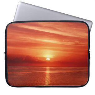 Farbiger Sonnenaufgang auf See, dramatische Wolken Laptopschutzhülle