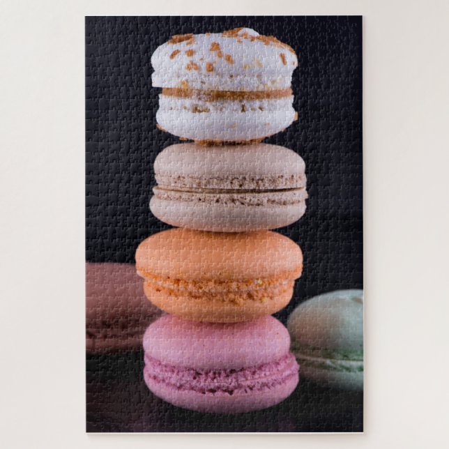 Farbiger Stapel französischer Macarons (Vertikal)