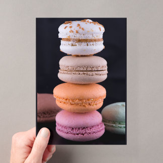 Farbiger Stapel französischer Macarons Acryleinladungen