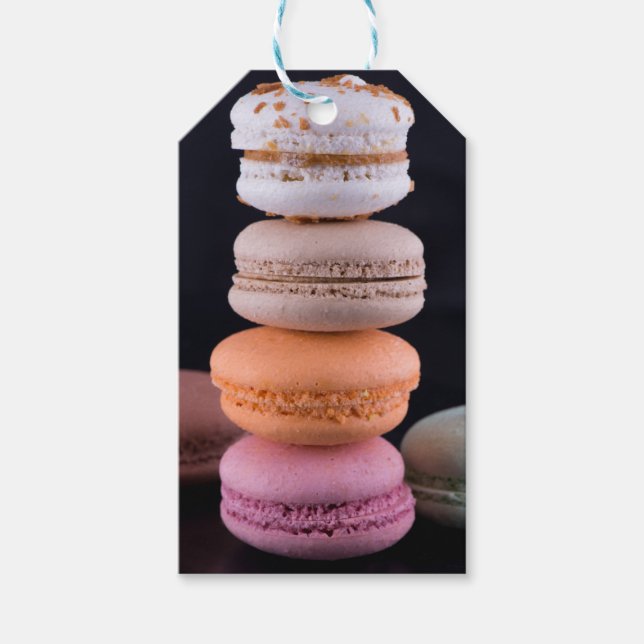 Farbiger Stapel französischer Macarons Geschenkanhänger (Vorderseite)