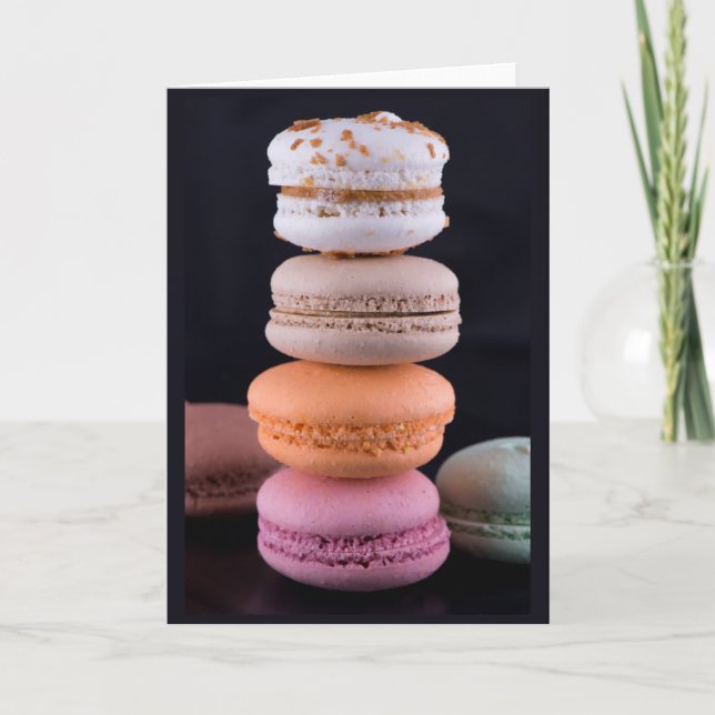 Farbiger Stapel französischer Macarons Karte (Vorderseite)