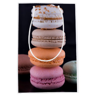 Farbiger Stapel französischer Macarons Mittlere Geschenktüte