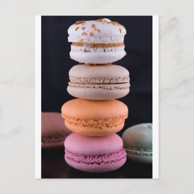 Farbiger Stapel französischer Macarons Postkarte (Vorderseite)