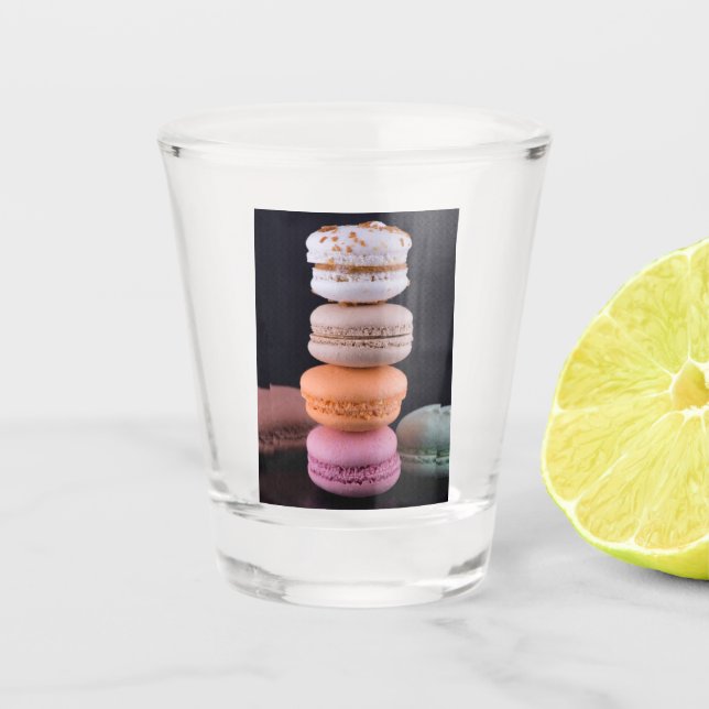 Farbiger Stapel französischer Macarons Schnapsglas (Vorderseite)