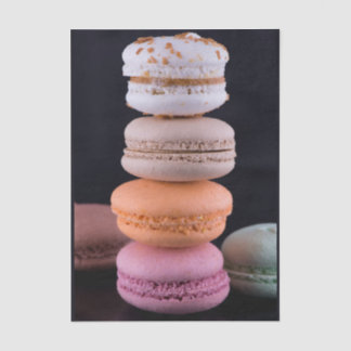 Farbiger Stapel französischer Macarons Seidenpapier
