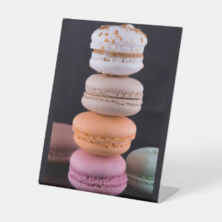 Farbiger Stapel französischer Macarons Sockelschild