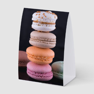 Farbiger Stapel französischer Macarons Tischaufsteller