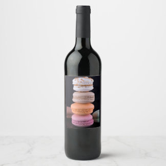 Farbiger Stapel französischer Macarons Weinetikett