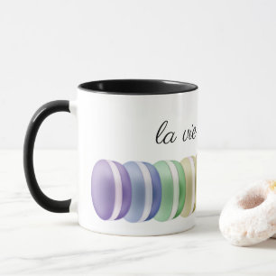 Farbiger Stapel süßer Makaronen: la vie est bell Tasse