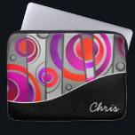 Farbiges Abstrakt geometrisches Muster mit Monogra Laptopschutzhülle<br><div class="desc">Schützen Sie Ihren Laptop oder Ihr Tablett stilvoll mit einem farbenfrohen,  abstrakten geometrischen Design,  das einen Pop-Kunstcharakter hat. Die Farben sind rot,  lila und grau,  mit einem sich koordinierenden,  schwarz gekrümmten Band,  um das Design zu verankern. Bearbeiten Sie das personalisierte Monogramm mit Ihrem Namen oder einem anderen Text.</div>