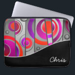 Farbiges Abstrakt geometrisches Muster mit Monogra Laptopschutzhülle<br><div class="desc">Schützen Sie Ihren Laptop oder Ihr Tablett stilvoll mit einem farbenfrohen,  abstrakten geometrischen Design,  das einen Pop-Kunstcharakter hat. Die Farben sind rot,  lila und grau,  mit einem sich koordinierenden,  schwarz gekrümmten Band,  um das Design zu verankern. Bearbeiten Sie das personalisierte Monogramm mit Ihrem Namen oder einem anderen Text.</div>