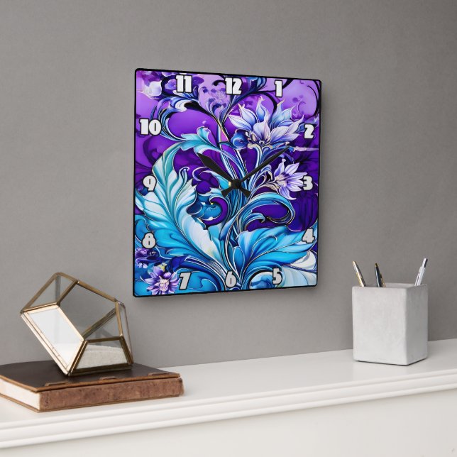 Farbiges Blumendesign mit blauen und Lila Farbtöne Quadratische Wanduhr (Büro)