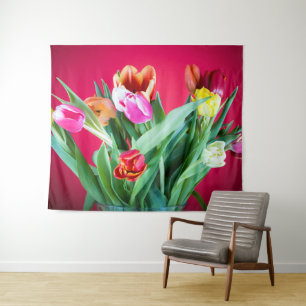 Farbiges blumengeschmücktes Foto mit rotem Hinterg Wandteppich