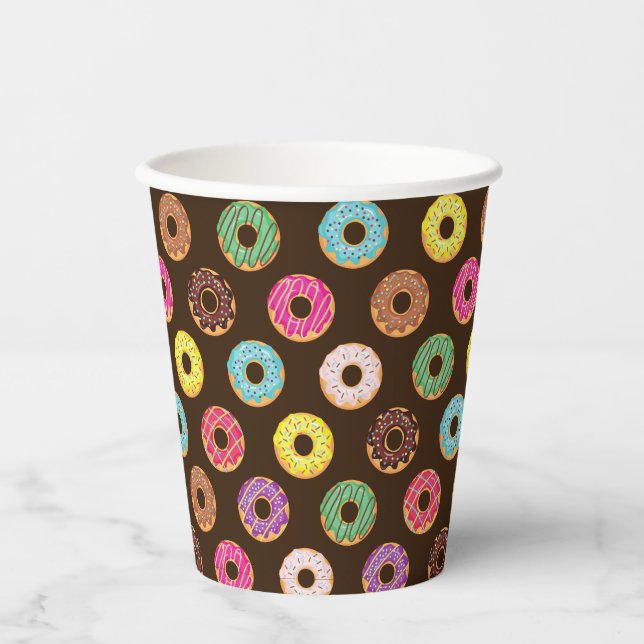 Farbiges Donut Muster in Schokolade Pappbecher (Vorderseite)