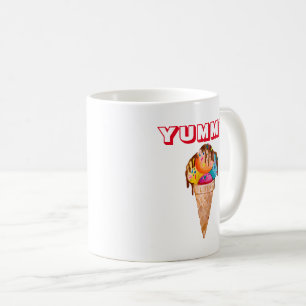Farbiges Eis in einem knusprigen Kegel Kaffeetasse