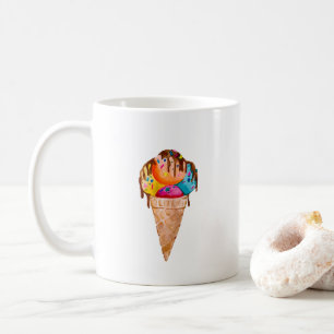 Farbiges Eis in einem knusprigen Kegel Kaffeetasse