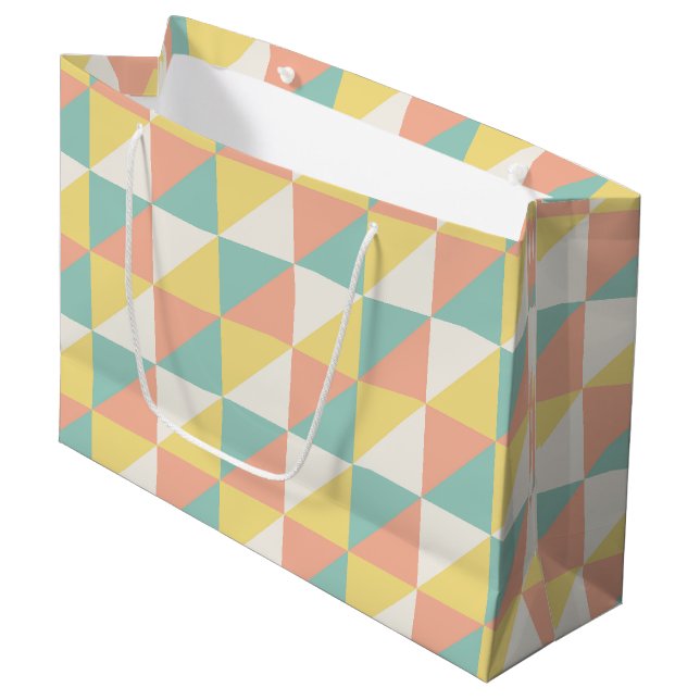 Farbiges geometrisches Abstraktes Dreieck-Muster Große Geschenktüte (Vorderseite Schrägansicht)