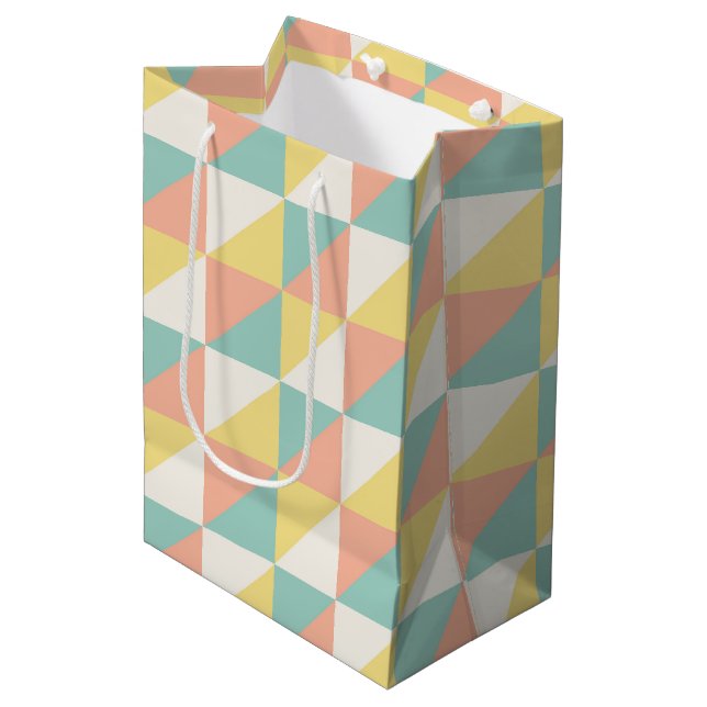 Farbiges geometrisches Abstraktes Dreieck-Muster Mittlere Geschenktüte (Vorderseite Schrägansicht)