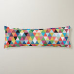 Farbiges geometrisches Gemustertes Kissen<br><div class="desc">Mit diesem Gemusterten Kissen aus dem geometrischen Dreieck können Sie Ihr Kind mit dem Kissen im Innern verzaubern! Das Design erinnert an eine Schachtel von Stiften - die große Art mit dem Schärfer im Hintergrund! Es ist, als ob ein Traum wahr werden würde, denn es gibt keinen kaputten Tipp im...</div>