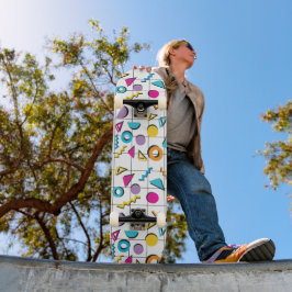 Farbiges geometrisches Muster der 80er Jahre Skateboard