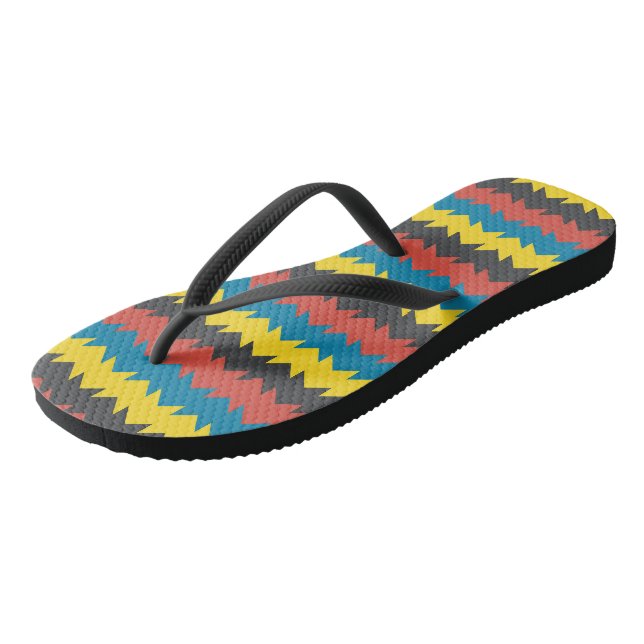 Farbiges geometrisches Paar von Flip Flops (Schrägansicht)