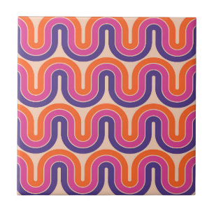 Farbiges geometrisches Wellendesign im Retro Fliese