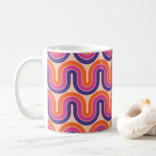 Farbiges geometrisches Wellendesign im Retro Kaffeetasse
