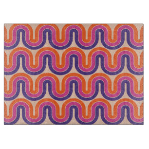 Farbiges geometrisches Wellendesign im Retro Schneidebrett