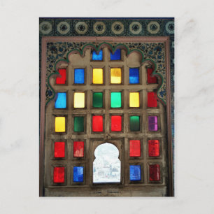 Farbiges Glas in einem Holzfensterrahmen Postkarte