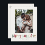 Farbiges Happy Holidays Vertical Single Foto Feiertagspostkarte<br><div class="desc">Diese farbenfrohe, fröhliche Ferien vertikale Single Foto Urlaub Postkarte ist perfekt für Ihren lustigen, kreativen, hellen Gruß. Es ist ein einzigartiger, spielerischer, moderner Schriftart in Rot, Boho Bräune und heller und dunkelgrüner Farbe, die für ein fröhliches, saisonales Ambiente sorgen. Wenn Sie Ihren Lieben den dunklen Winter mit niedlichem Feiertagsjubeln näher...</div>