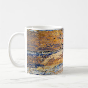 Farbiges Natursteinwandmuster in einem Steinbruch Kaffeetasse