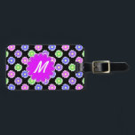 Farbiges Retro-Blume-Muster Monogramm Gepäckanhänger<br><div class="desc">Dieses hübsche, mädchenhafte Gepäckdesign zeichnet sich durch ein leuchtendes, farbenfrohes Blumenmuster in Rosa-, lila-, Blau- und Grüntönen auf schwarzem Hintergrund aus. Es hat eine Blume - geformt Raum in Orchid - lila, wo Sie Ihre Monogramm / Initial in Weiß hinzufügen können, um personalisieren. Es ist ein etwas Retro, ein sehr...</div>