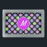 Farbiges Retro-Blume-Muster Monogramm Rechteckige Gürtelschnalle<br><div class="desc">Dieses hübsche, mädchenhafte Design zeichnet sich durch ein helles, buntes Blumenmuster in Rosa-, lila-, Blau- und Grüntönen auf schwarzem Hintergrund aus. Es hat eine Blume - geformt Raum in Orchid - lila, wo Sie Ihre Monogramm / Initial in Weiß hinzufügen können, um personalisieren. Es ist ein etwas Retro, ein sehr...</div>