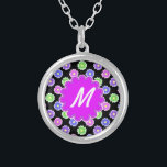 Farbiges Retro-Blume-Muster Monogramm Versilberte Kette<br><div class="desc">Dieses hübsche, mädchenhafte Design zeichnet sich durch ein helles, buntes Blumenmuster in Rosa-, lila-, Blau- und Grüntönen auf schwarzem Hintergrund aus. Es hat eine Blume - geformt Raum in Orchid - lila, wo Sie Ihre Monogramm / Initial in Weiß hinzufügen können, um personalisieren. Es ist ein etwas Retro, ein sehr...</div>