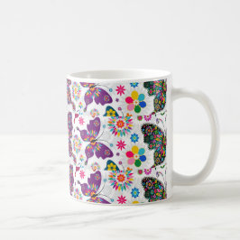 Farbiges Retro-Schmetterling-Muster und Blume Kaffeetasse