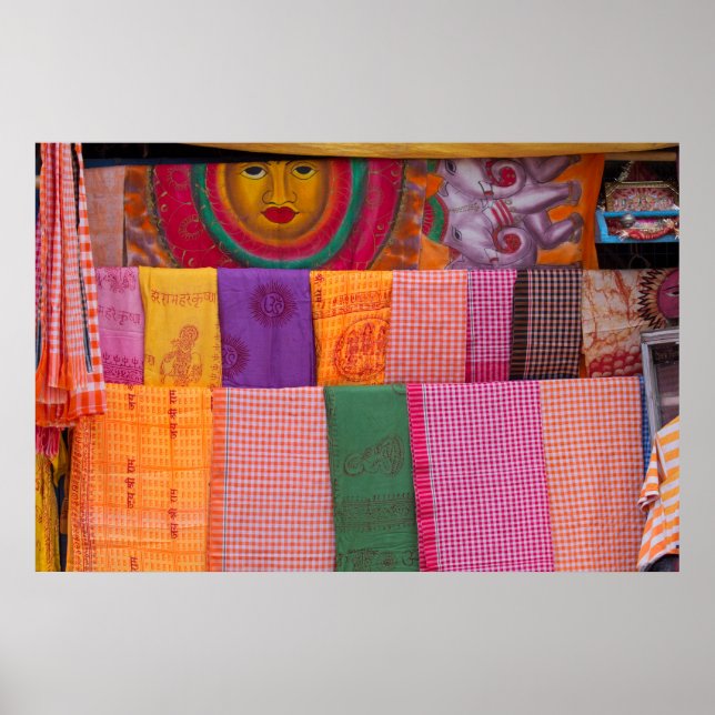 Farbiges Tuch auf dem Markt Poster (Vorne)