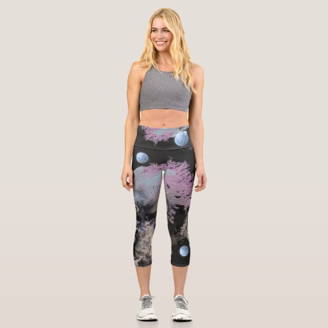 Farbkristalle, gefroren, mit Orben abstrakt Capri Leggings (Vorderseite)