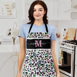Farbleopard-Monogramm Schürze<br><div class="desc">Die moderne Schürze der Tierdruckküche mit einem modernen, mehrfarbigen, exotischen Leopardenmuster, Ihren Initialen und Namen in einem eleganten, handgeschriebenen Schriftart.</div>
